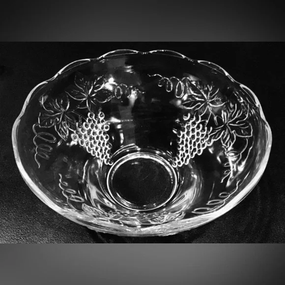 EVC 1960’s Anchor Hocking Grape Design Punch Bowl Set 10 cups 13 hooks 2 ladles - Picture 4 of 7